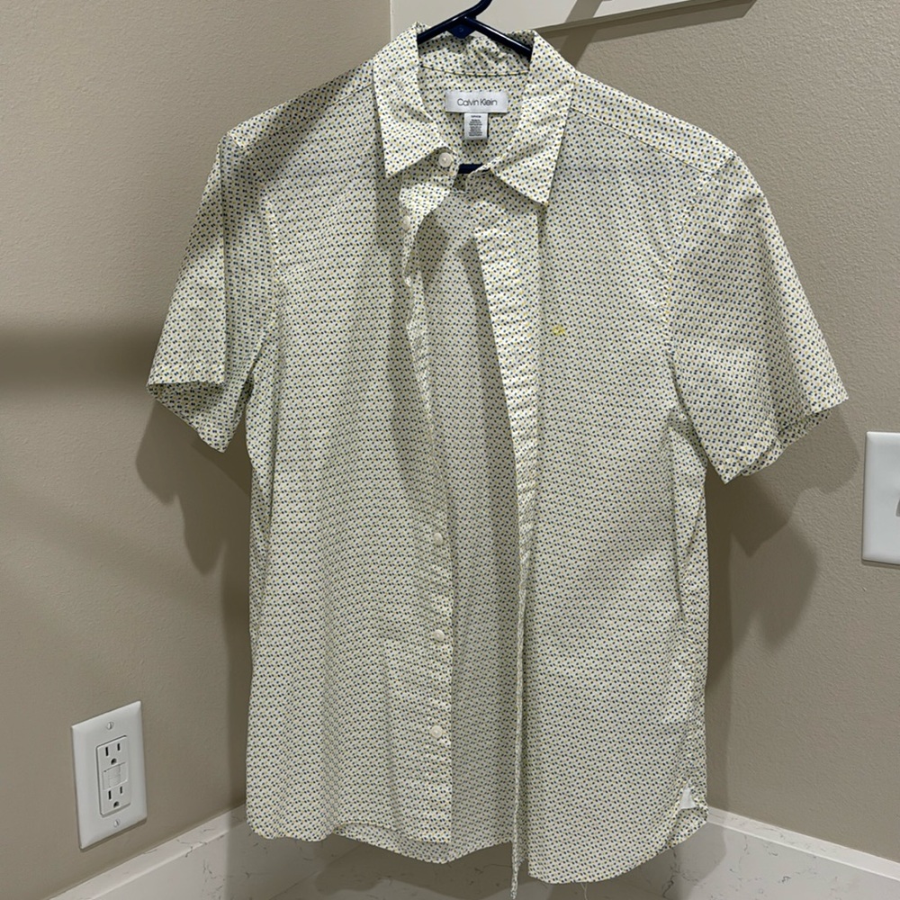 Calvin Klein men’s short sleeve button up shirt size small worn once